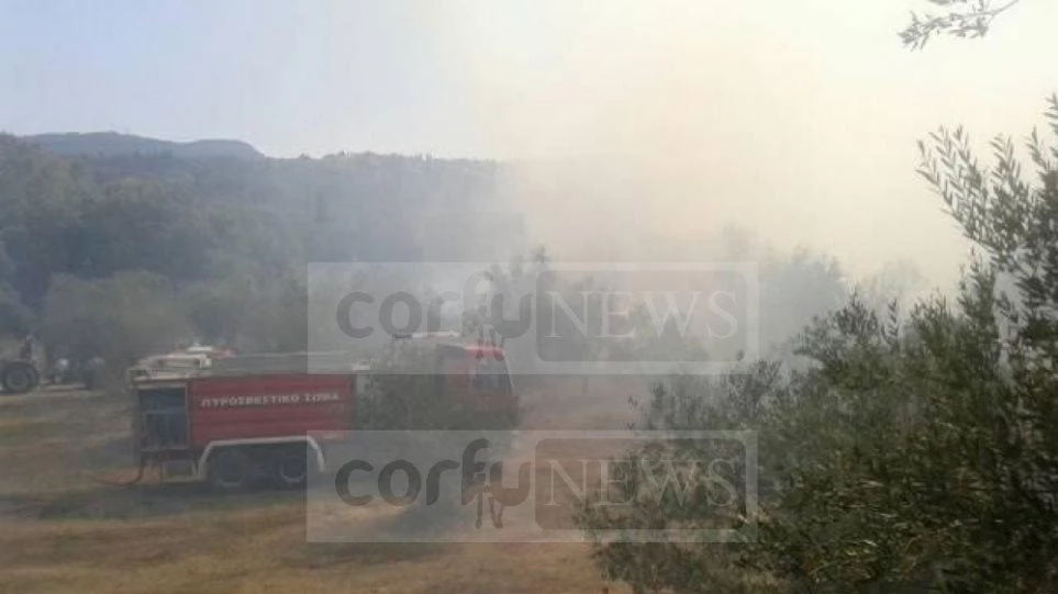 Κέρκυρα: Υπό μερικό έλεγχο η φωτιά που ξέσπασε στους Ραχτάδες